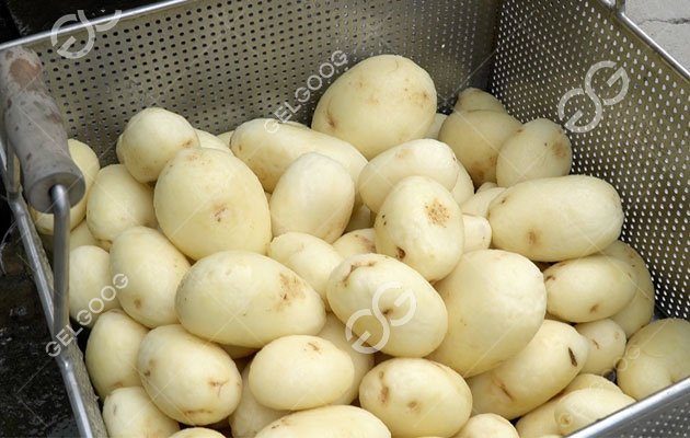 очищенный картофель с помощью моечно-очистительной машины